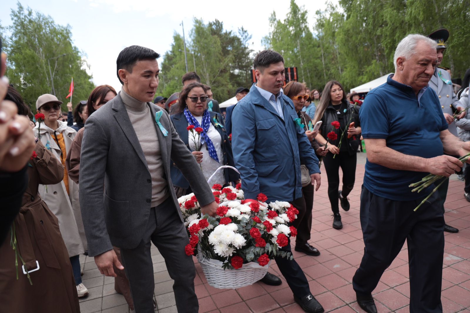 Депутаты областного маслихата возложили цветы в парке Победы