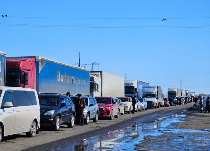 На пункте пропуска «Кайрак» очередь из фур: перевозчикам напомнили о новых требованиях при въезде в Россию