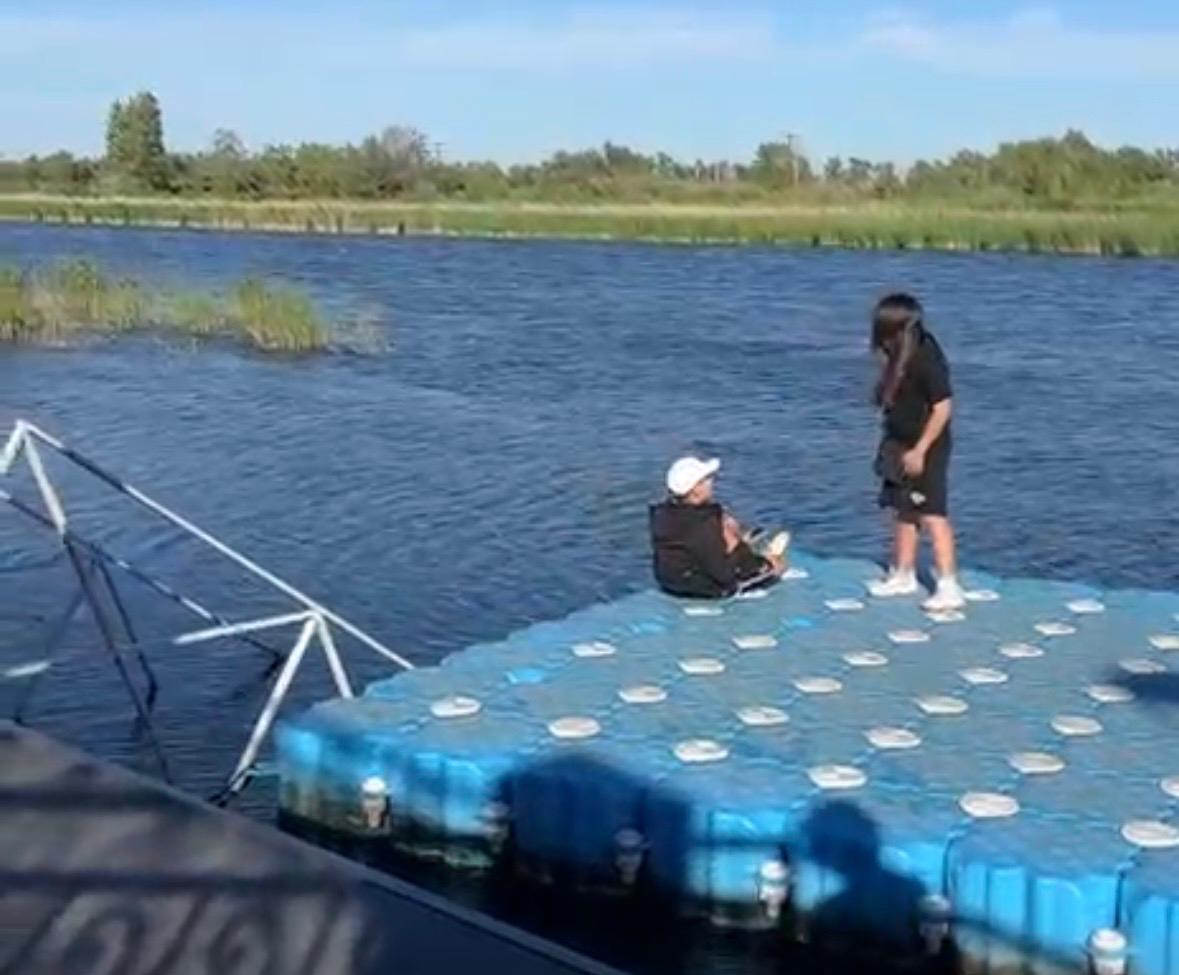 В Костанае дети играют на оторвавшемся понтоне. Чиновники решили его убрать