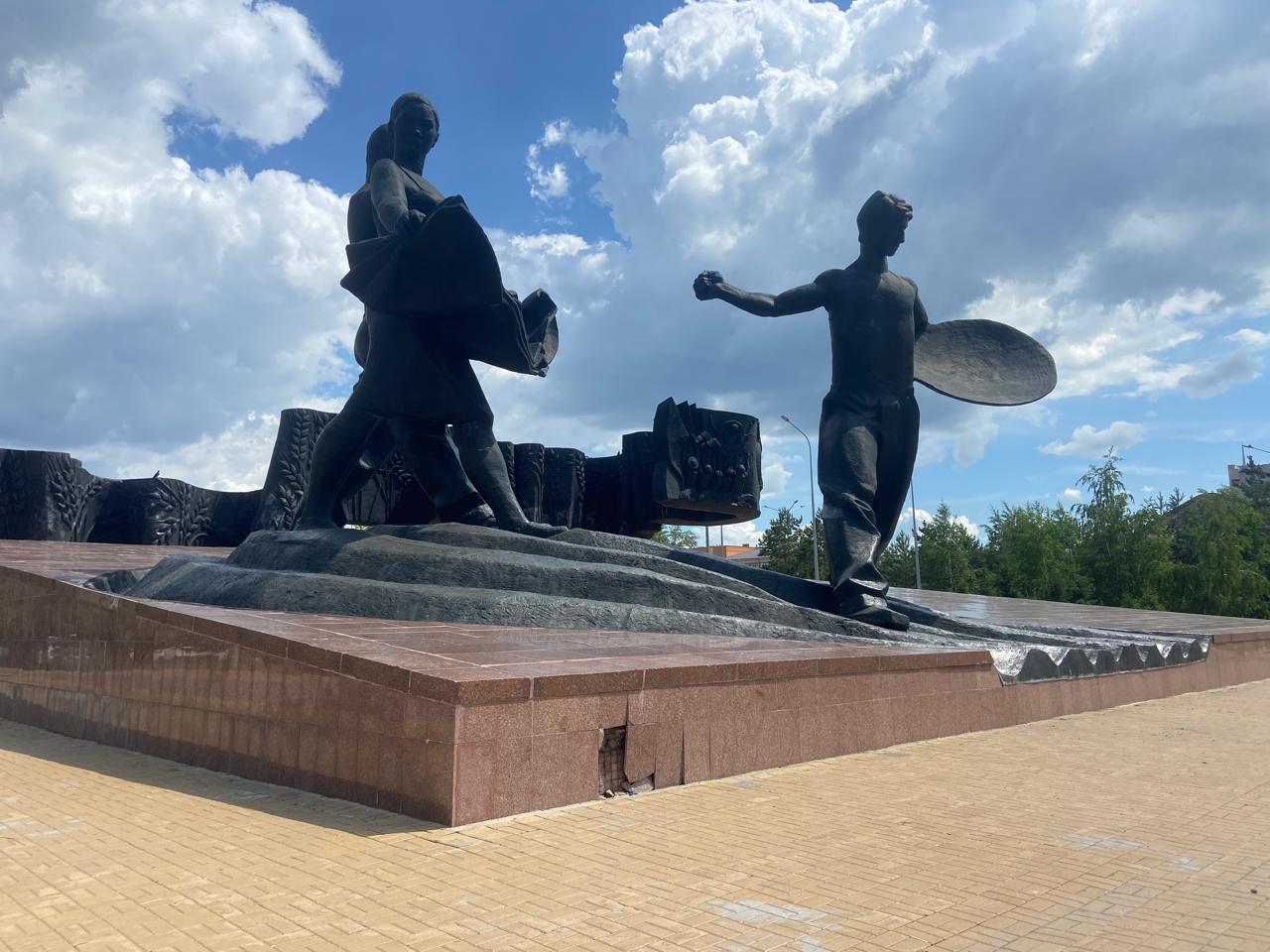 Трещины, сколы и паутина: следят ли за памятниками в Костанае?