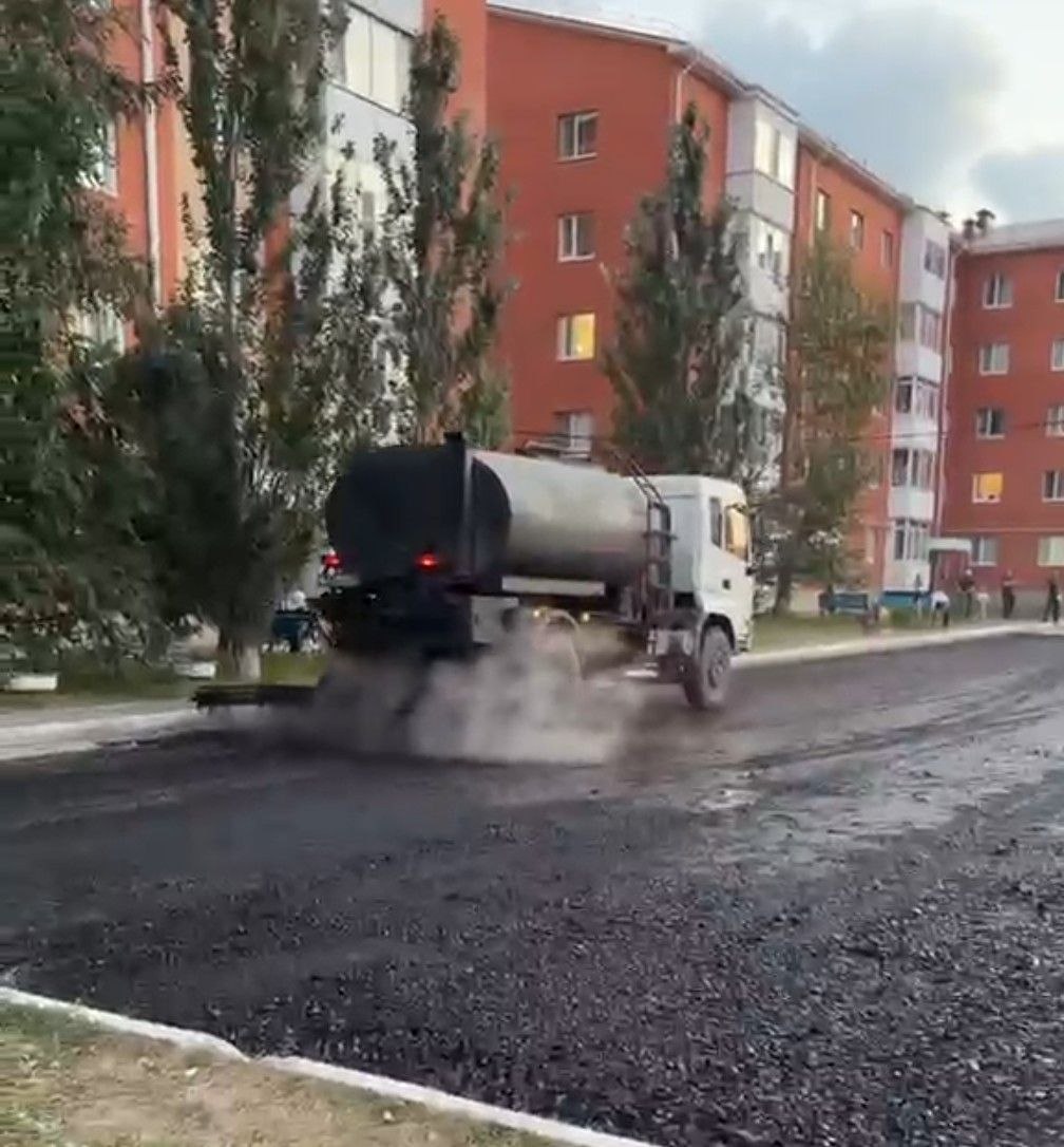 В микрорайоне Аэропорт в Костанае подрядчик укладывал асфальт не по технологии