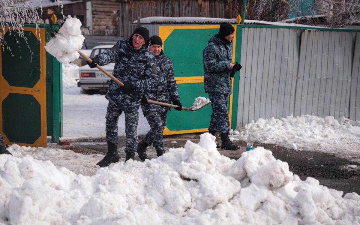 В районе Костанай-2 одиноким старикам помогают очистить дворы от снега