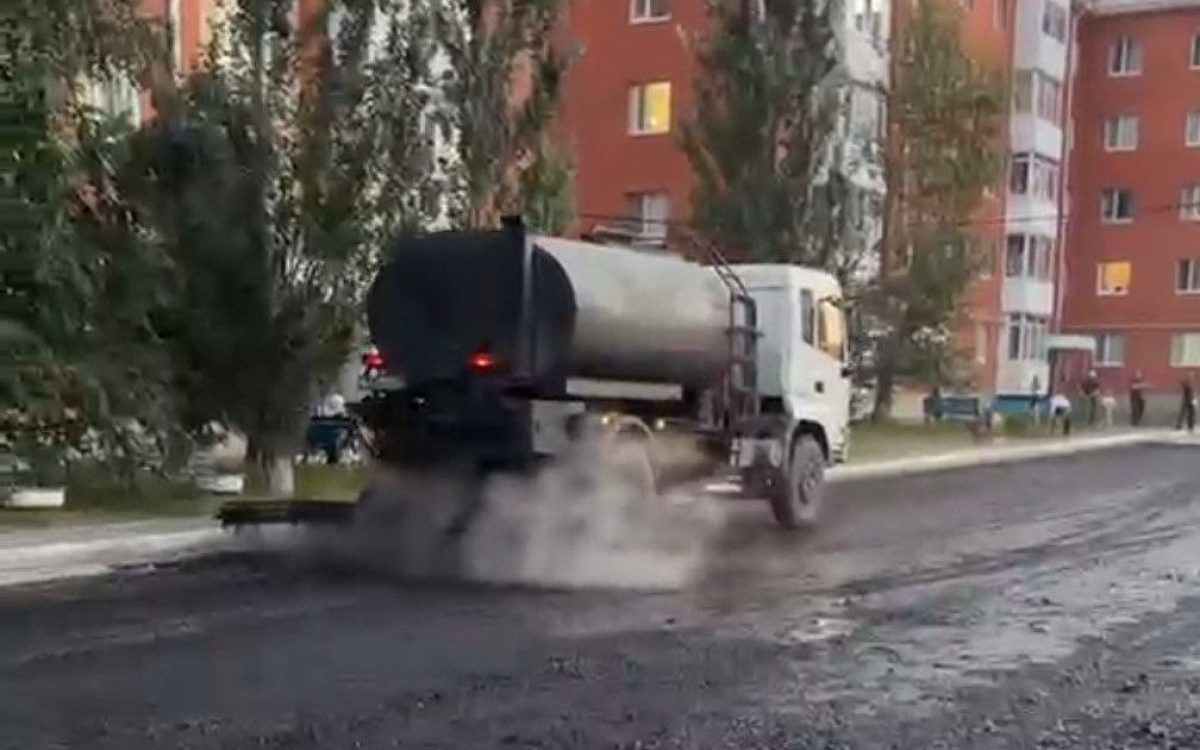 В микрорайоне Аэропорт в Костанае подрядчик укладывал асфальт не по технологии