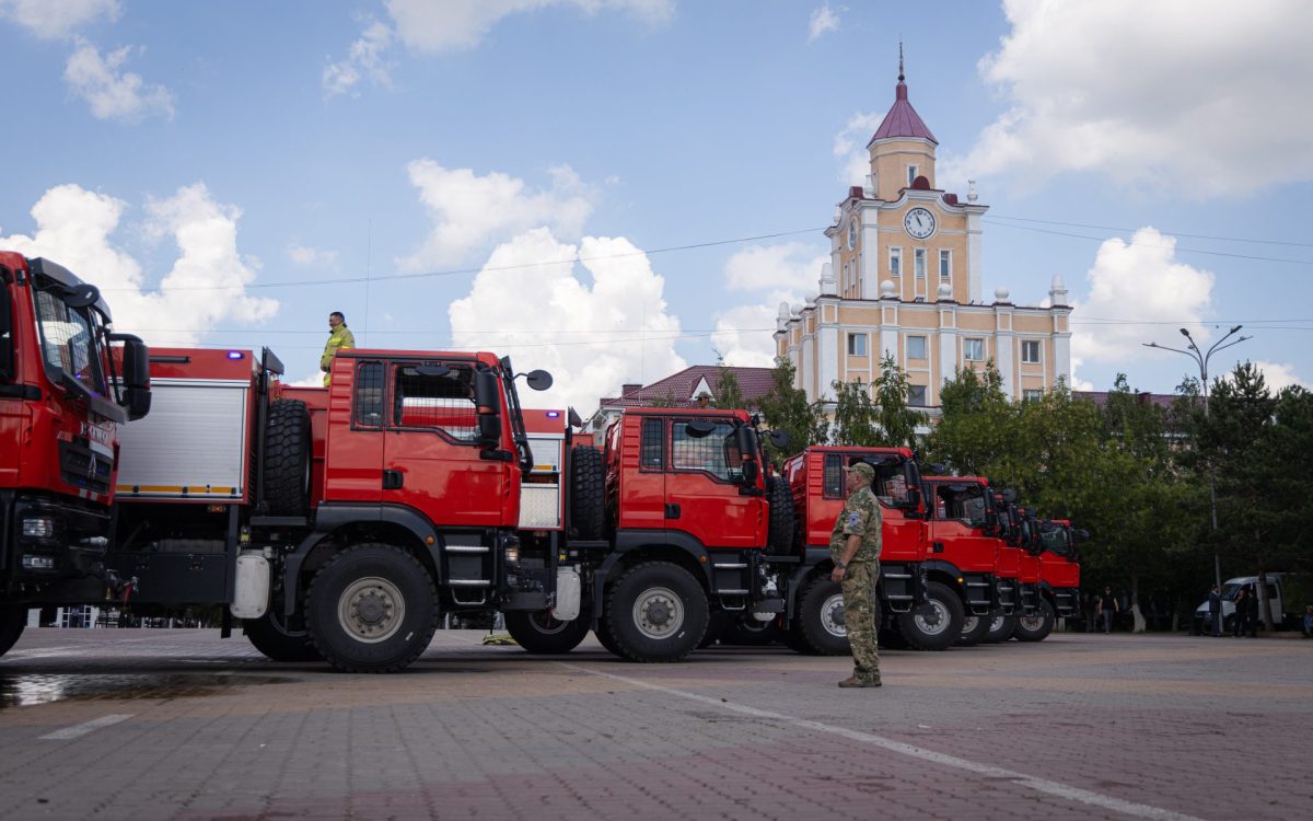 Лесничие Костанайской области получили 25 пожарных машин с функцией самозащиты от огня