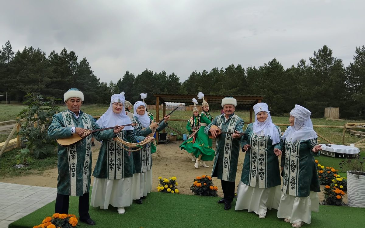 Ізденіспен өткен 30 жыл: «Ақдариға» халық хорының жетекшісі Арыстанбай Өмірзақовпен сыр-сұхбат
