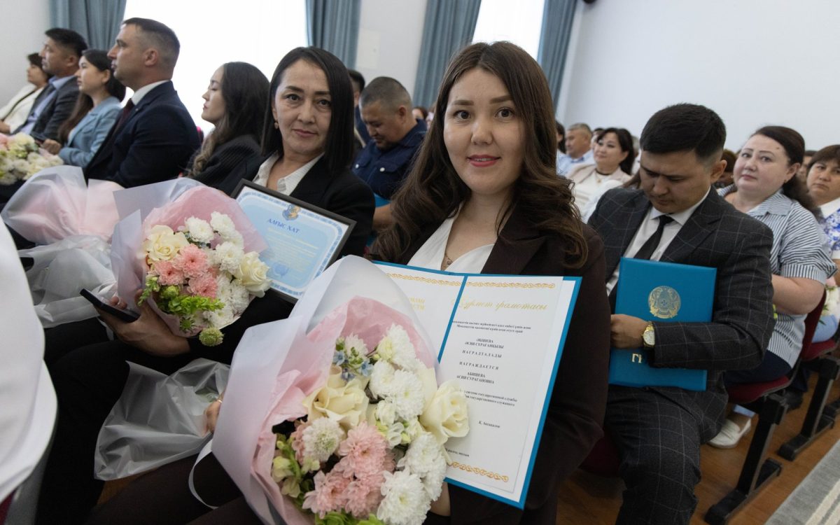Служить городу: в Костанае поздравили государственных служащих