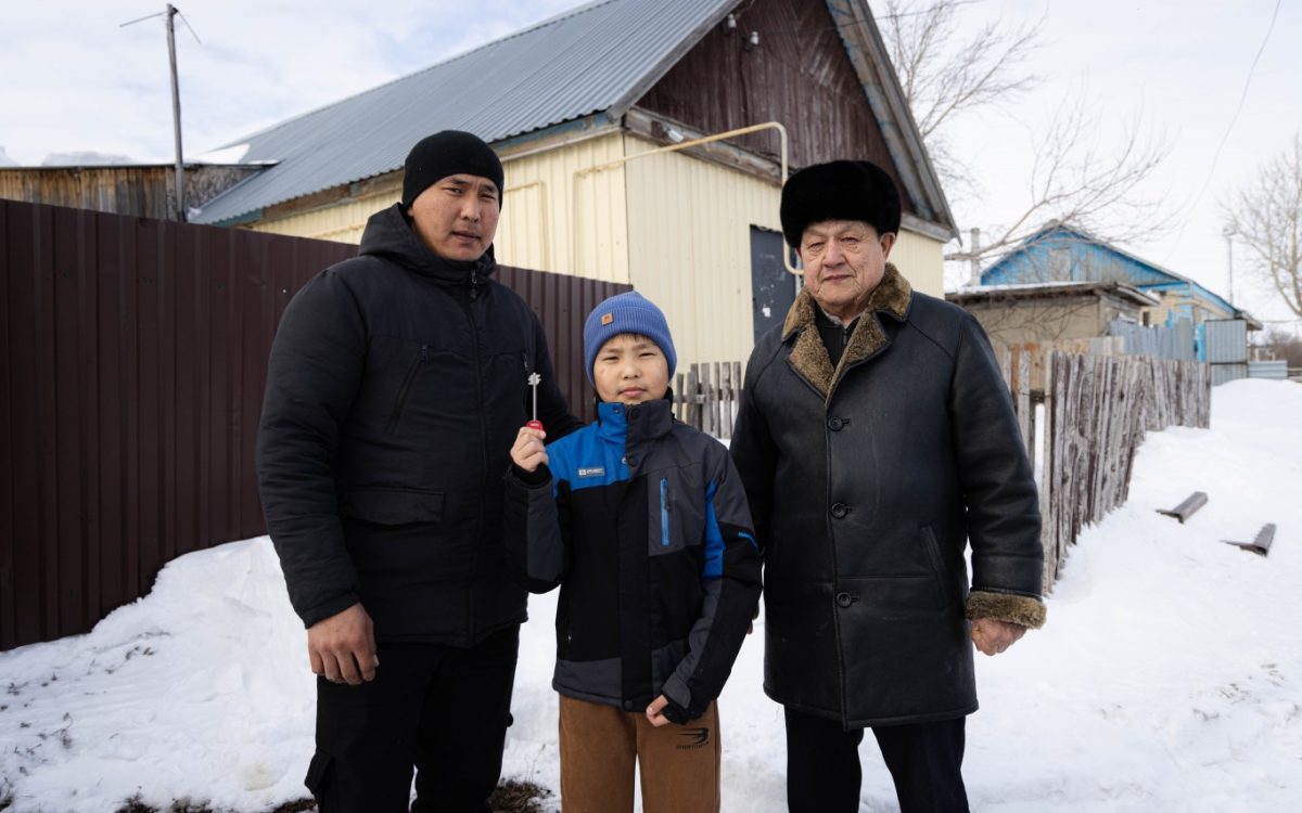 Многодетной семье Шарапиевых, у которых недавно родилась тройня, подарили новый дом