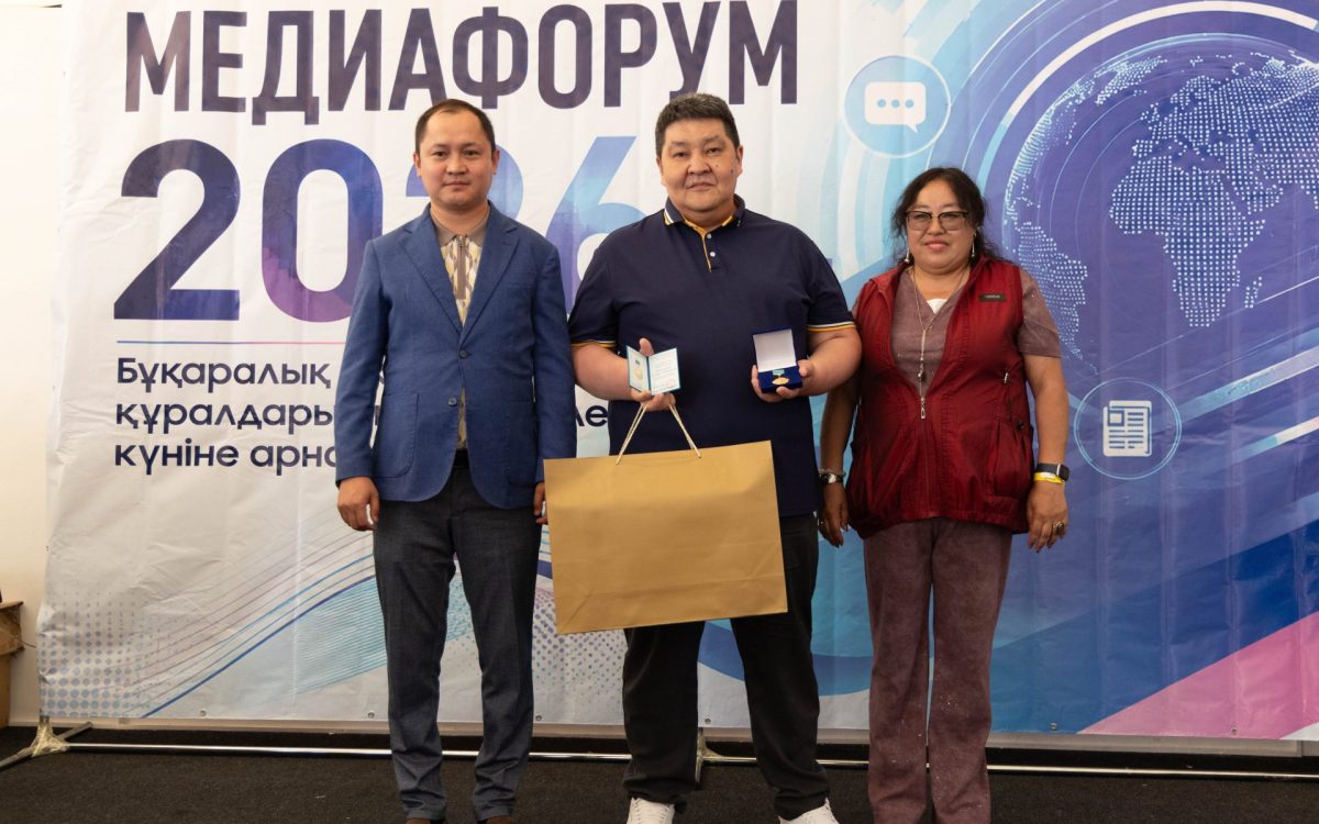 Костанайский врач Санжар Жагапаров получил почетную награду — Золотую медаль Союза журналистов Казахстана