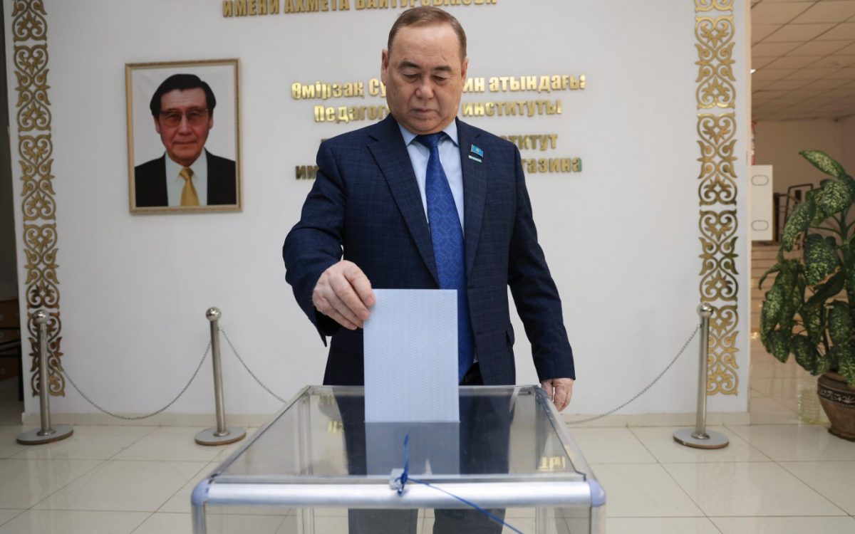 Сайлаубек Ещанов проголосовал одним из первых на референдуме в Костанае