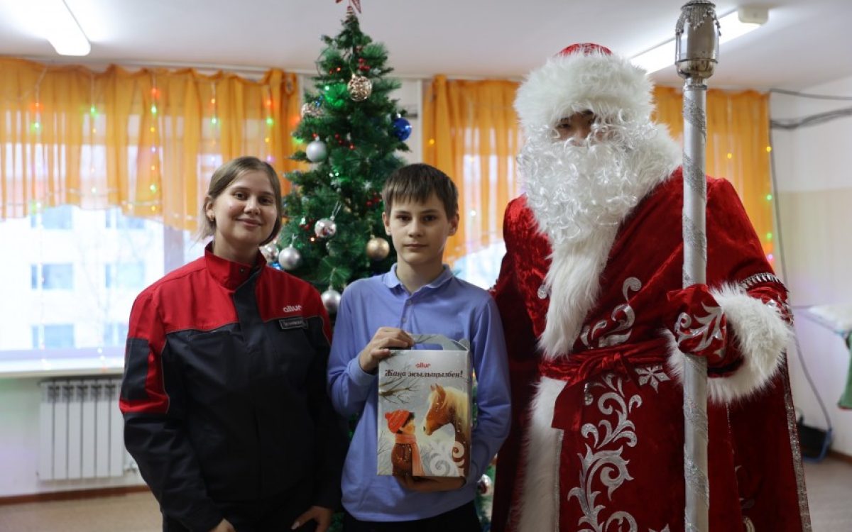 Завод с большим сердцем: Allur зажег новогодние огни для детей Костаная