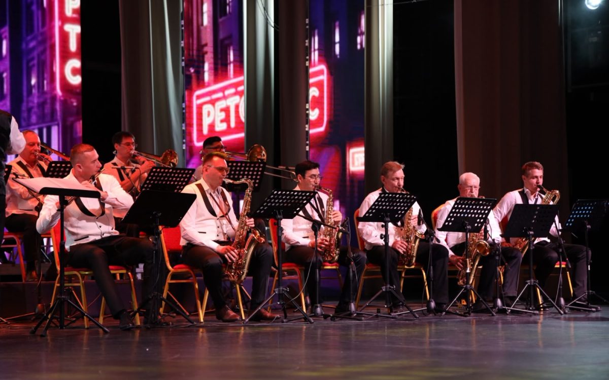 Босоногий саксофонист и день рождения на сцене — в Костанае стартовал Jazz Bomond-2026