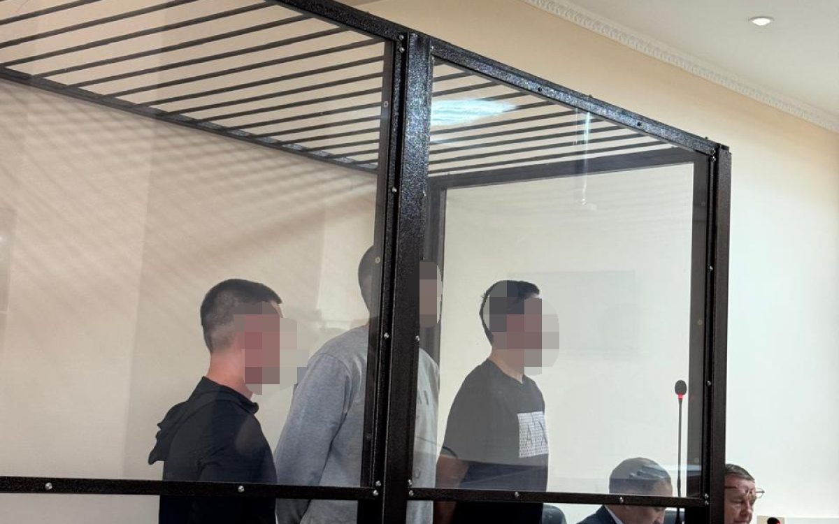 Трое друзей на скамье подсудимых: стали известны подробности нападения на полицейского в Костанае