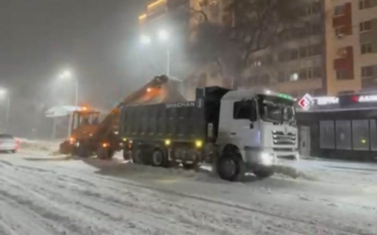 В Костанае продолжается усиленная уборка снега