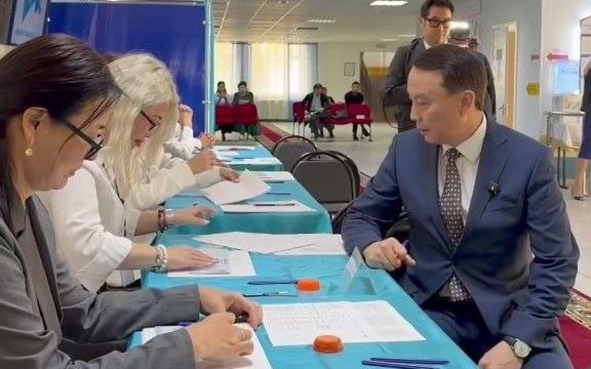 Аким Костаная проголосовал на выборах в Курултай