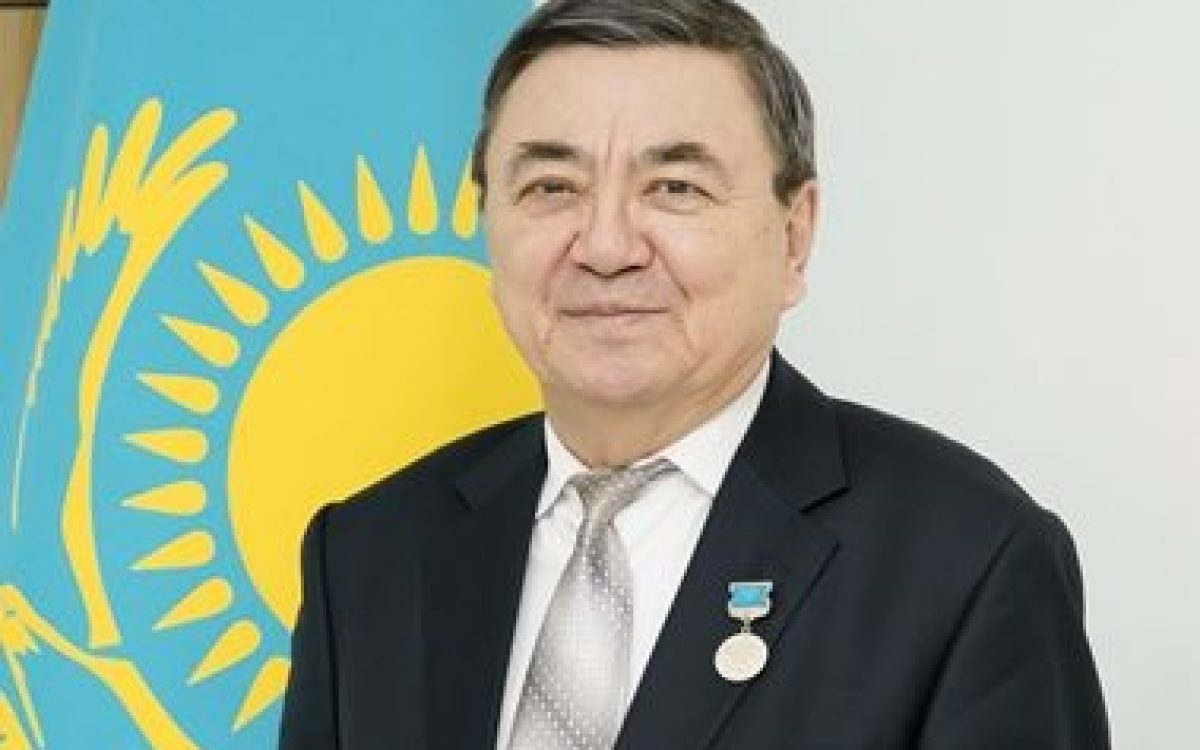 Қостанайды әрдайым мақтан тұтады. Жастайынан білімге құштар болды