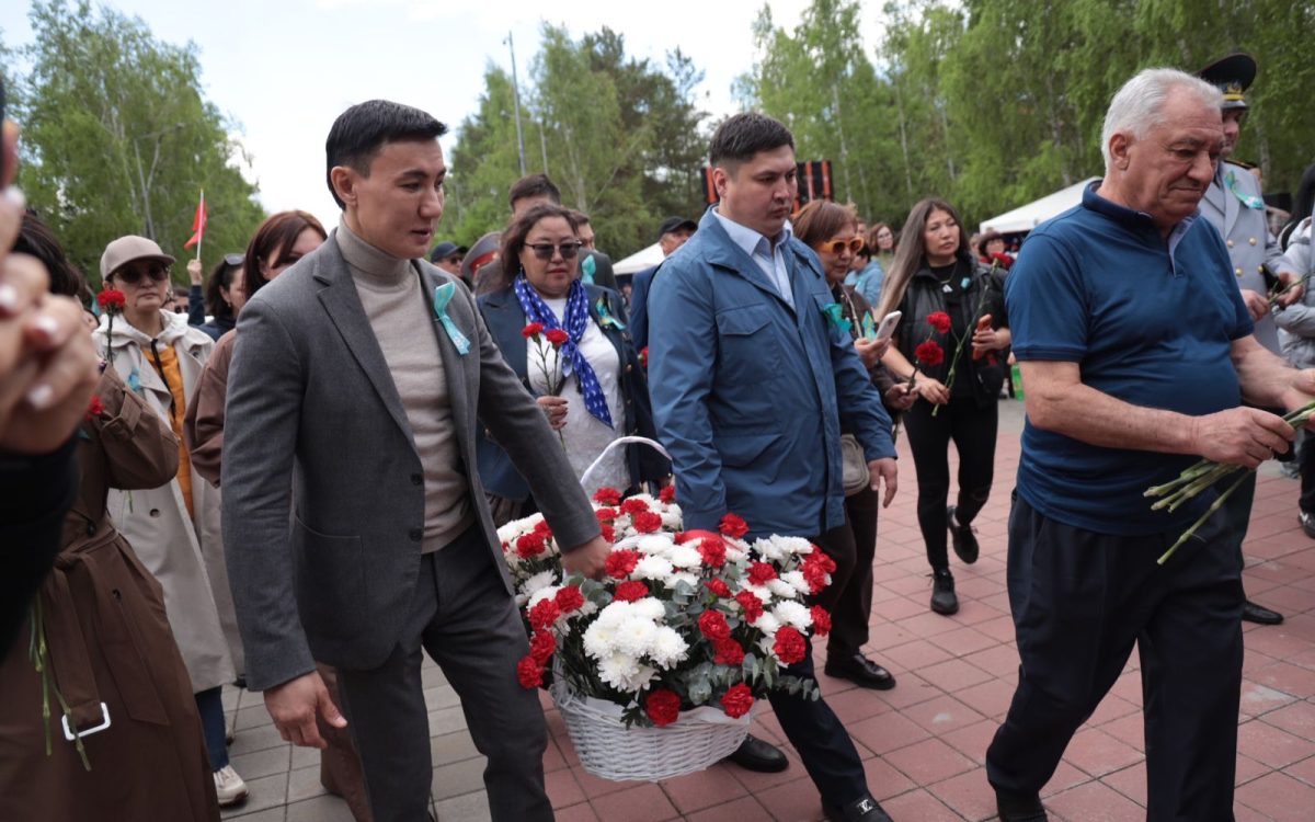 Депутаты областного маслихата возложили цветы в парке Победы