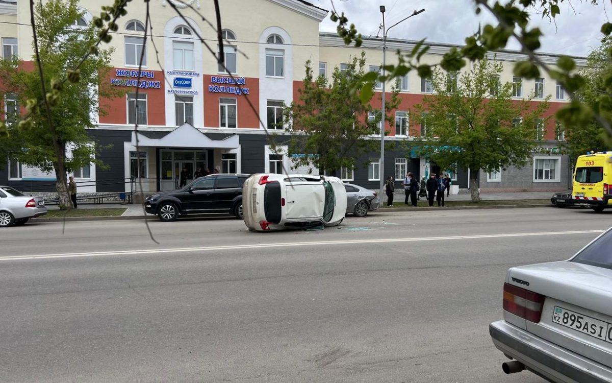 Автомобиль перевернулся на бок в центре Костаная в результате ДТП