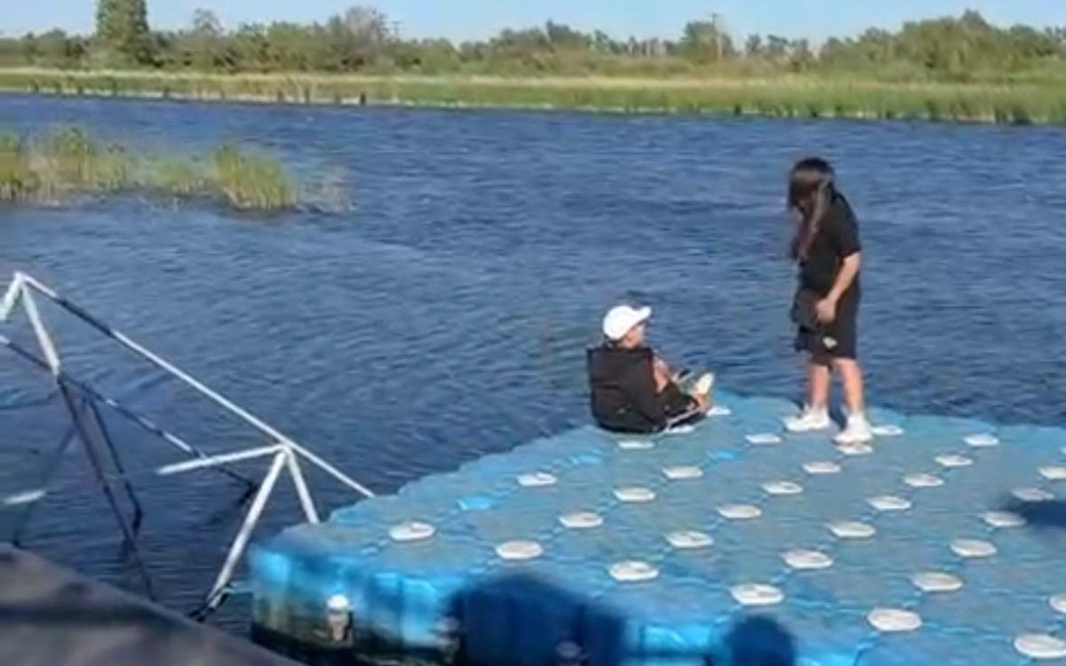 В Костанае дети играют на оторвавшемся понтоне. Чиновники решили его убрать