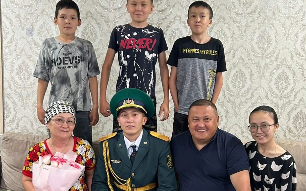 Видео неожиданного возвращения парня из Костанайской области из армии набрало тысячи просмотров