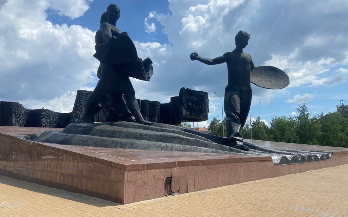 Трещины, сколы и паутина: следят ли за памятниками в Костанае?