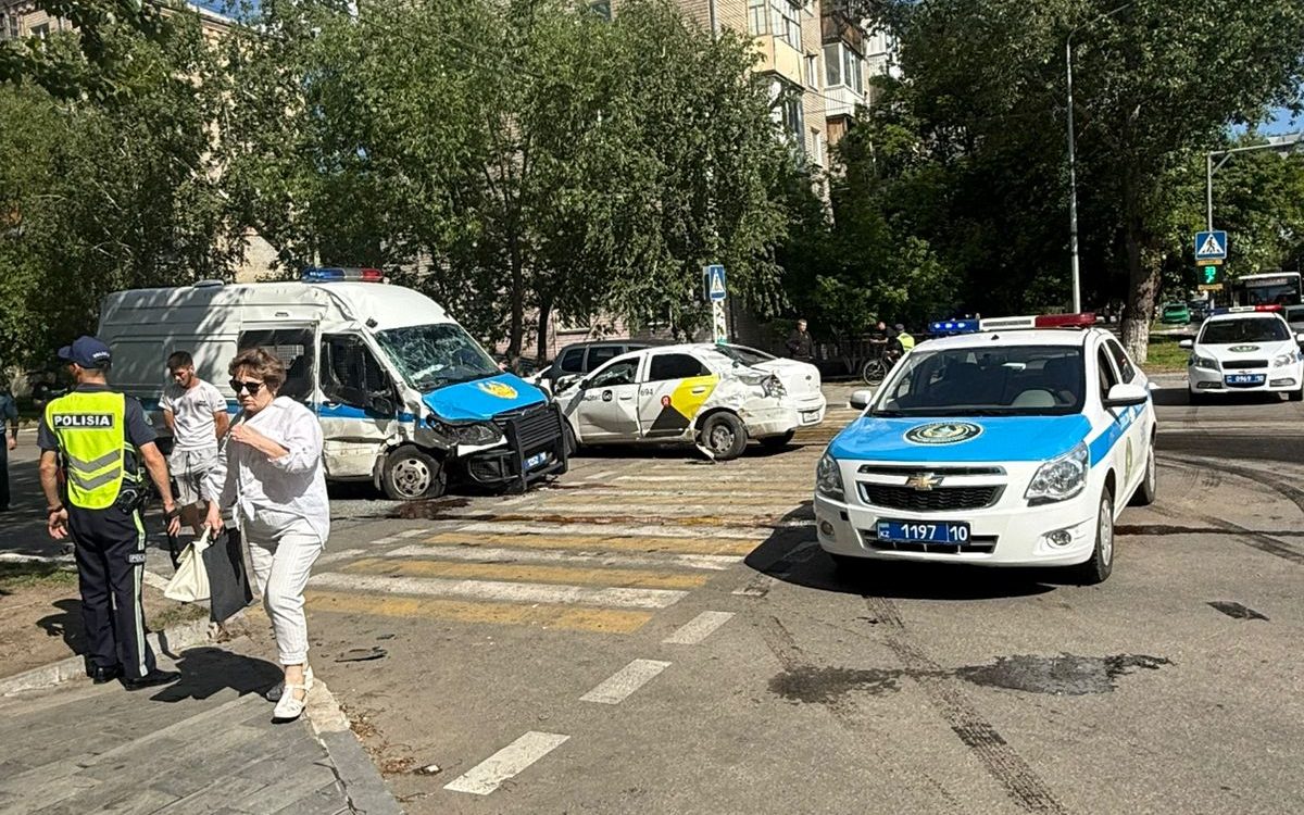 Двое сотрудников полиции пострадали в ДТП в центре Костаная