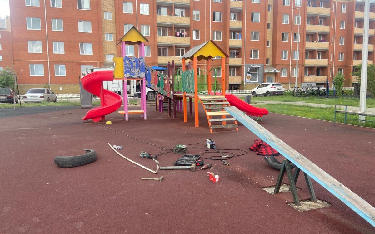 Пока одни дворы в Костанае становятся местом притяжения детей, другие продолжают ждать обновления