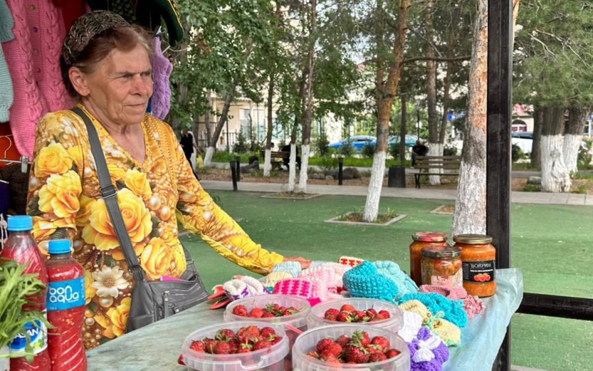 Қостанайдағы Набережная көшесінде қолөнері мен бақша өнімдерін сататын Любовь Петрова көпшілікке таныс