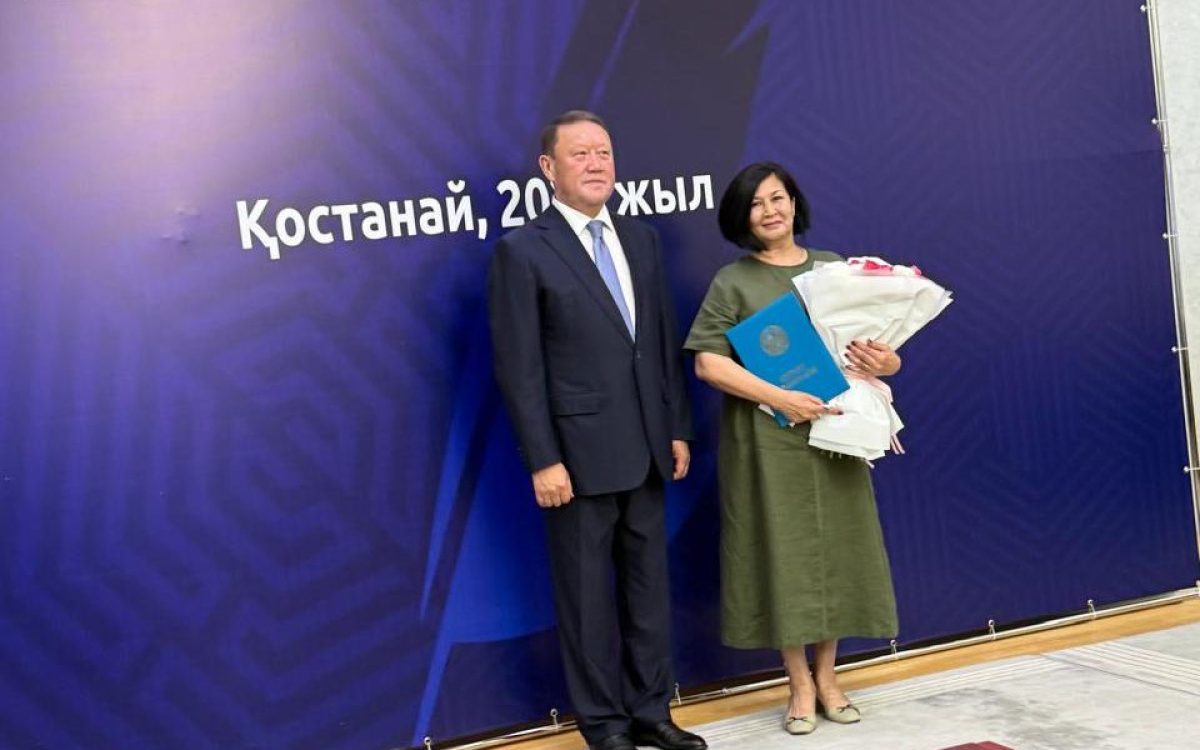 Аким Костанайской области вручил награды и поздравил журналистов с профессиональным праздником