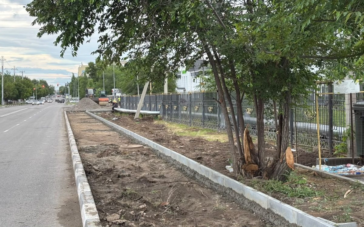 В Костанае завершают обустройство долгожданного тротуара возле железнодорожной больницы