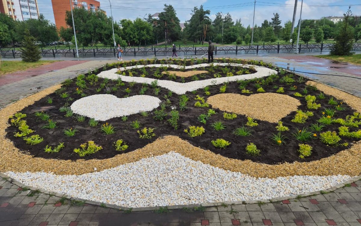 В Костанае завершают высадку новых рокариев и многолетников