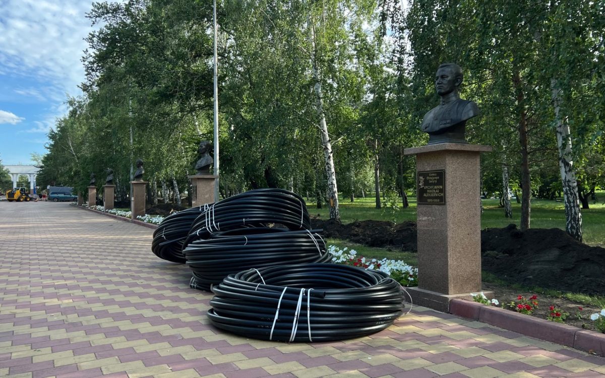 В парке Победы в Костанае продолжаются работы по прокладке автоматической системы полива