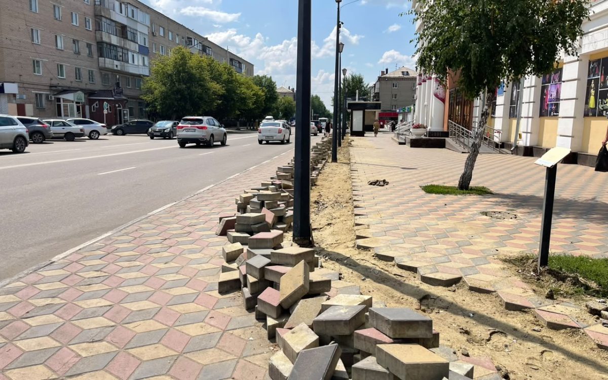 Возле драмтеатра в Костанае вскрыли часть брусчатки