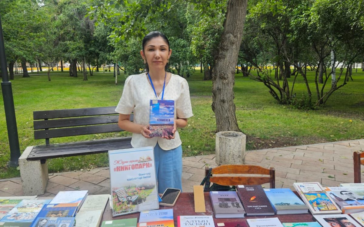 Костанайцам предлагают читать книги и играть в шахматы в Центральном сквере