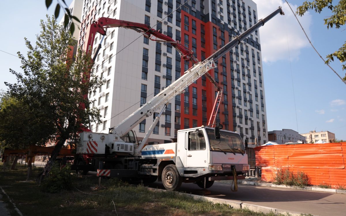 На улице Толстого в Костанае снова гремит стройка