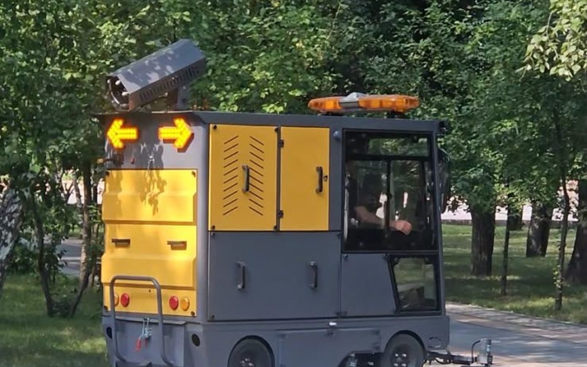 Центральный сквер Костаная убирают с помощью новой техники