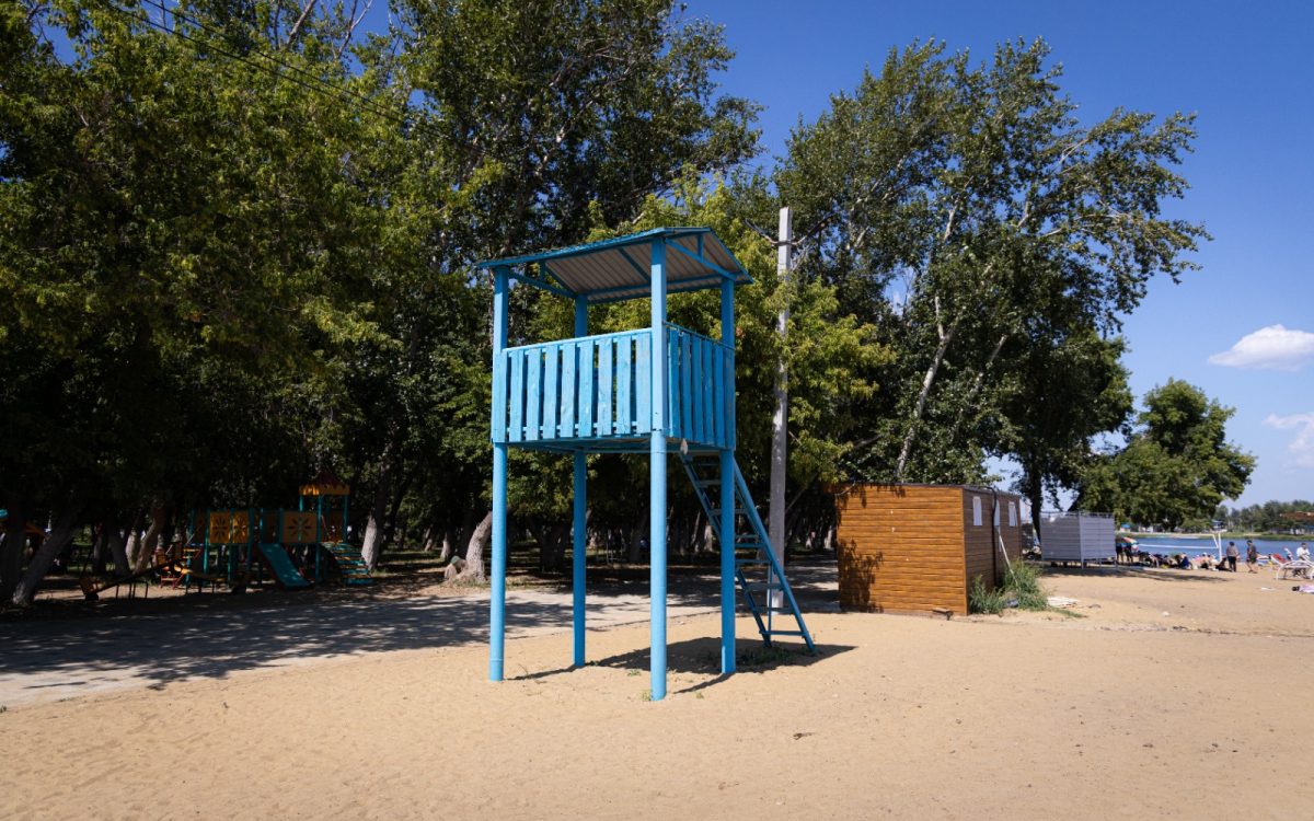 Что за трубы и что из них вытекает на городском пляже в Костанае?