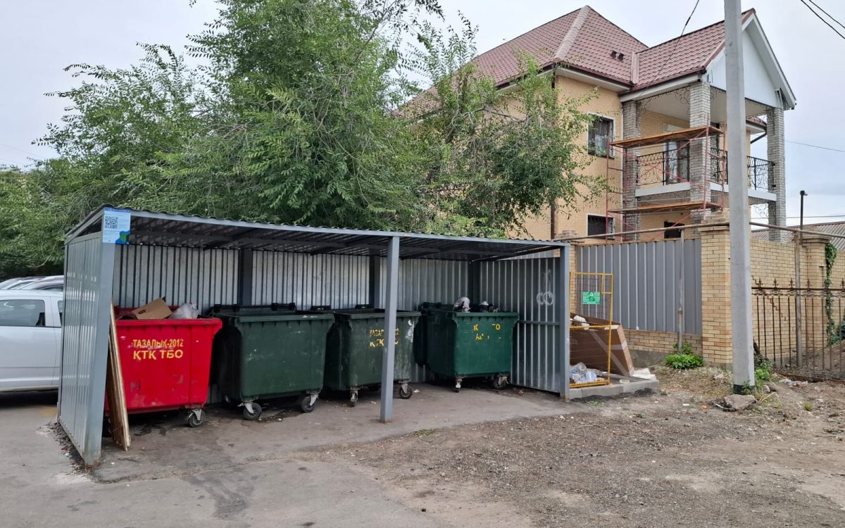 Жители одного из дворов в центре Костаная спорят из-за переноса мусорных контейнеров