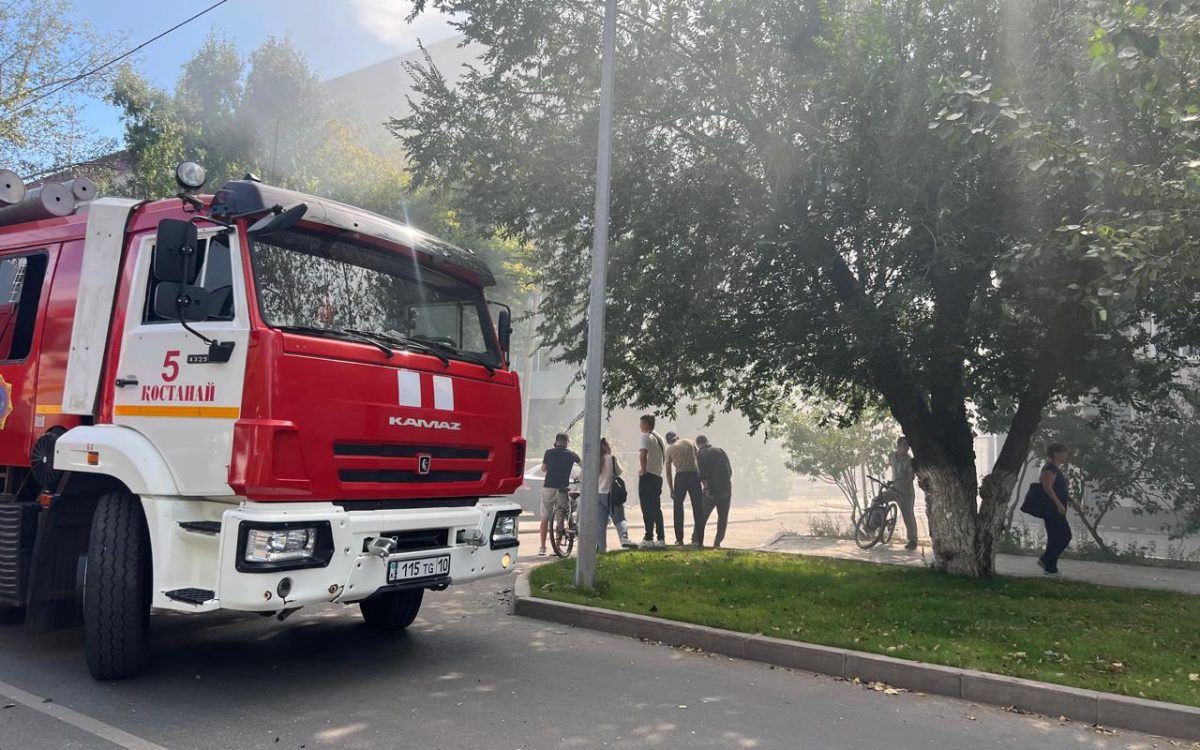Во время пожара в Костанае спасатели эвакуировали женщину, огонь перекинулся на кровлю здания