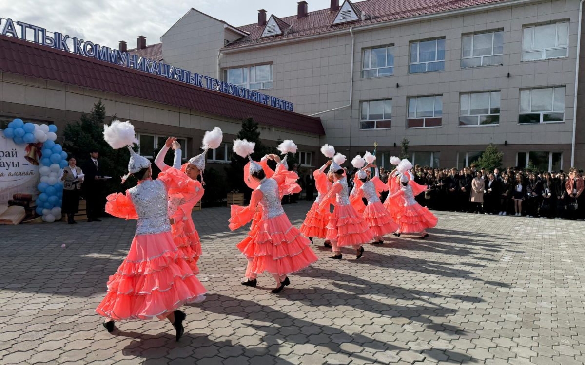 «Звонок Ибрая — завет будущему»: в школах Костаная встретили новый учебный год